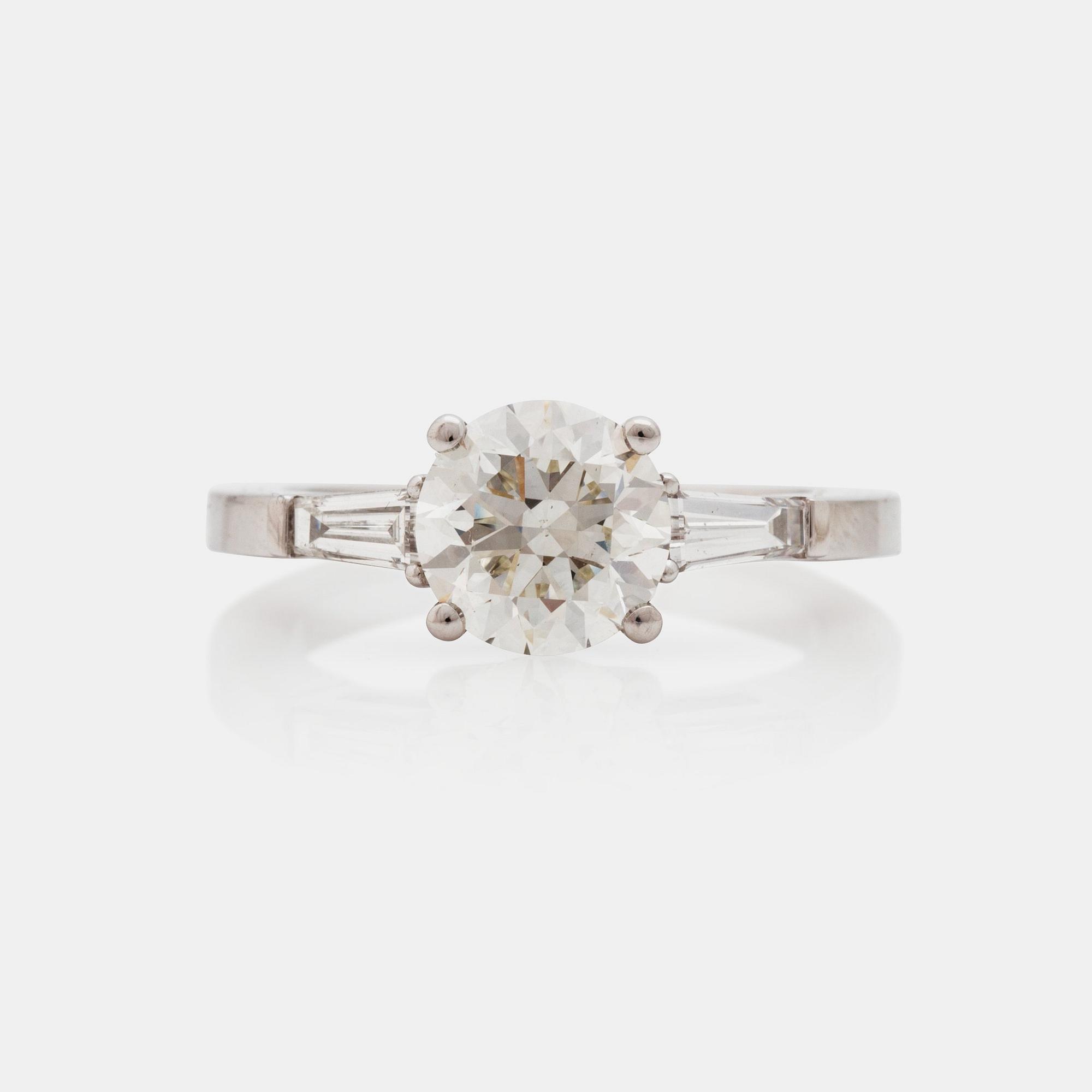 A brilliant- and trapezoid diamond ring. Total carat weight circa 2.00 cts. Quality circa F-G/VS.