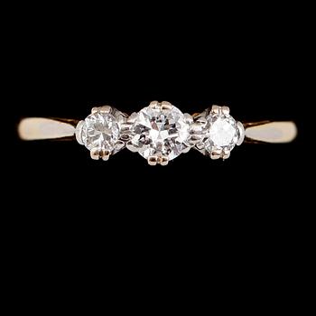 RING, 18 k guld och platina, med 3 briljantslipade diamanter, England. Vikt ca 2 gram.