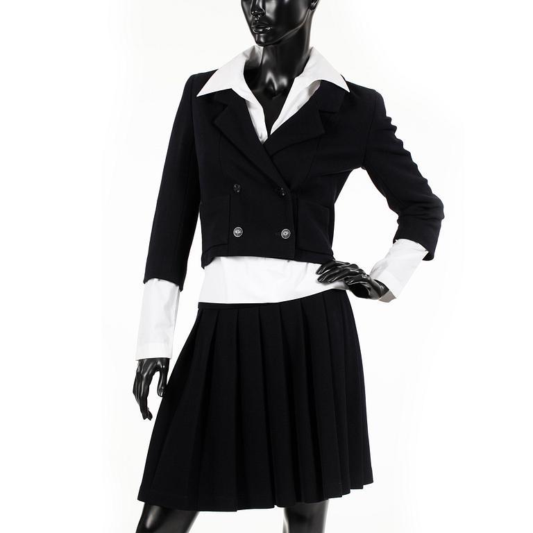 CHANEL, tredelad dräkt bestående av kavaj, blus samt kjol, vår 2001.