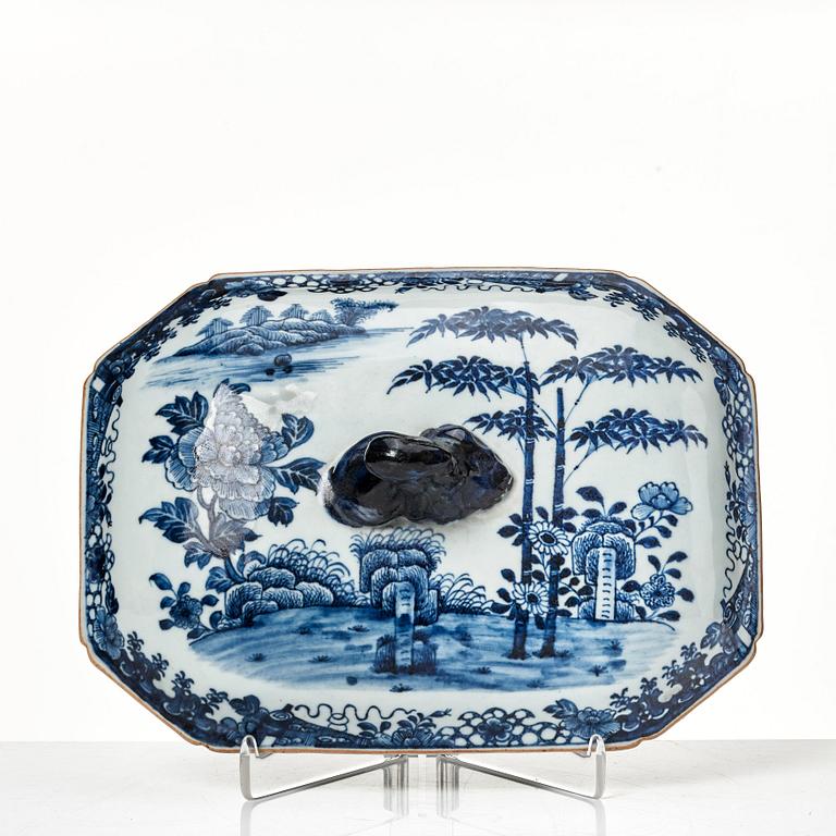 Terrin med lock och fat, kompaniporslin. Qingdynastin, Qianlong (1736-95).