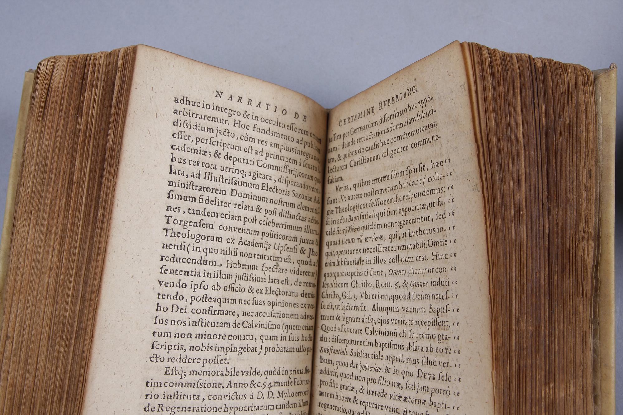 BÖCKER, 2 st, bla "De statu religionis et reipublicae, Carolo quinto, Caesare, comentarii" av Johannes Sleidanus, båda troligen sent 1500-tal.