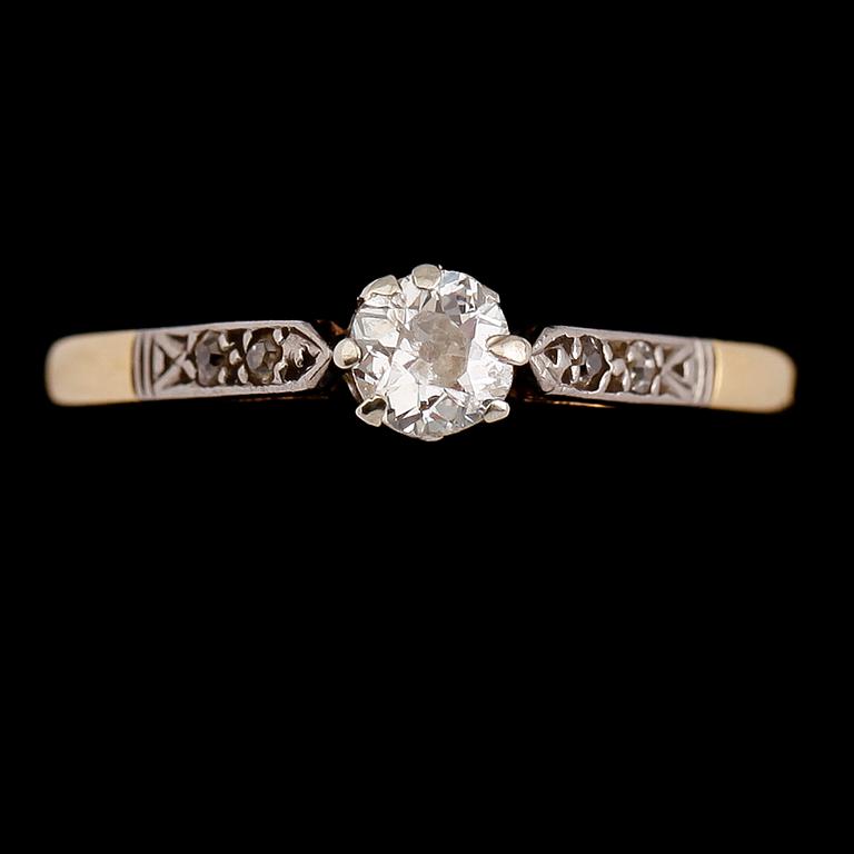 RING, 18 k vitguld samt platinum med en större samt 4 små briljantslipade diamanter. Vikt ca 2 gram.