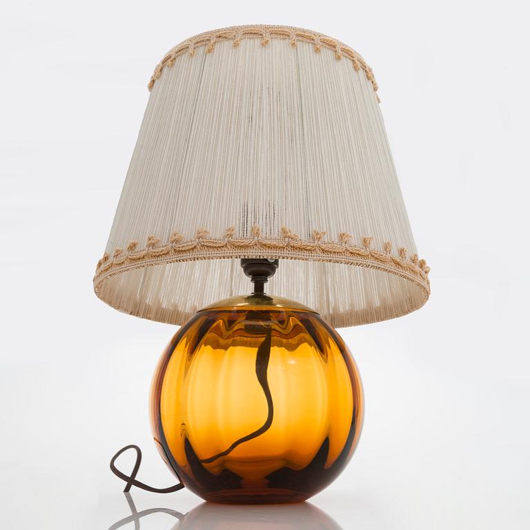 A 1930s-40s model 12501 table lamp, manufacturer Kauklahden Lasitehdas, Finland.