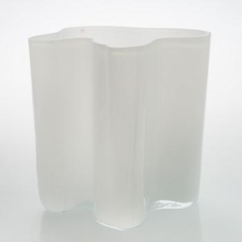 Alvar Aalto, a glass vase, 3031, signed Alvar Aalto.