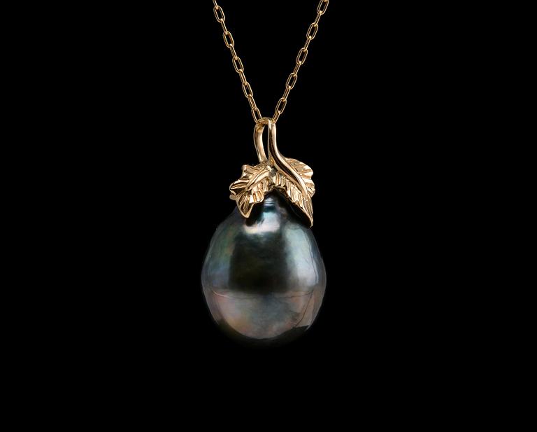 A PENDANT, black south sea pearl 20 x 15 mm. 14K gold. Weight 8,1 g.
