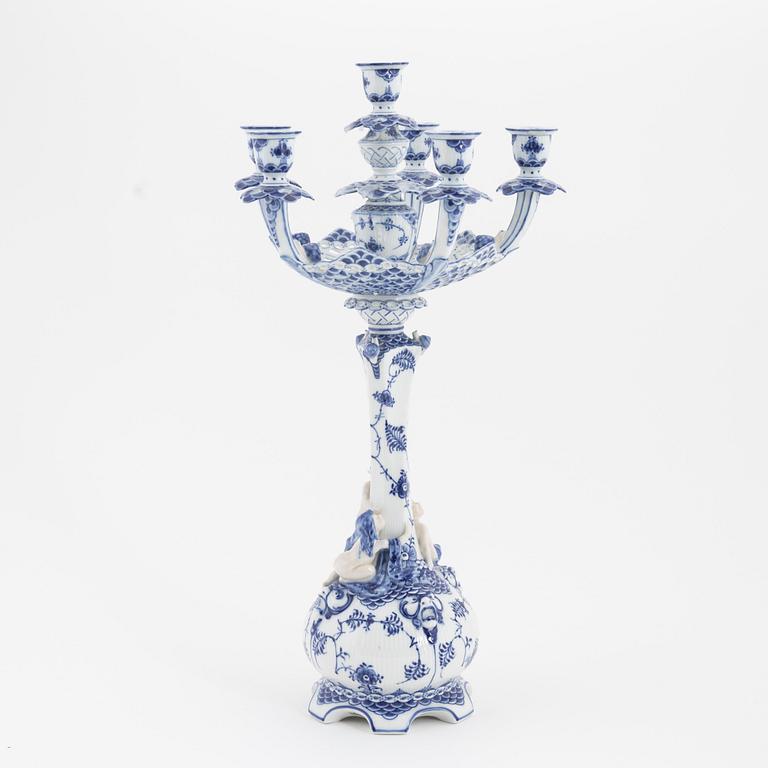 Royal Copenhagen, kandelaber, porslin, "Musselmalet Helblonde", modell 1006, Danmark, 1969-73.