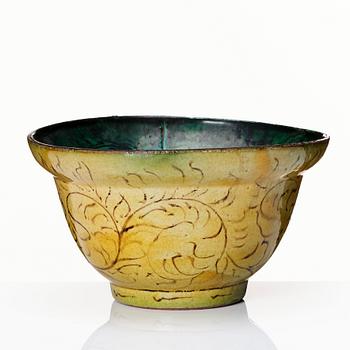 A Japanese kutani bowl, Edo period (1666-1868).