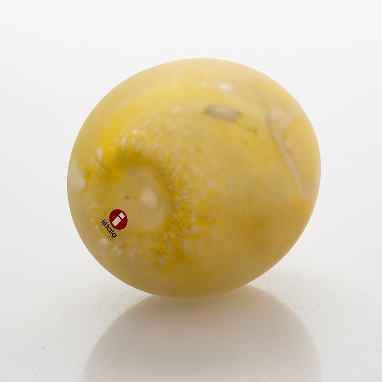 Oiva Toikka, annual glass egg 2006, signed O. Toikka Nuutajärvi.