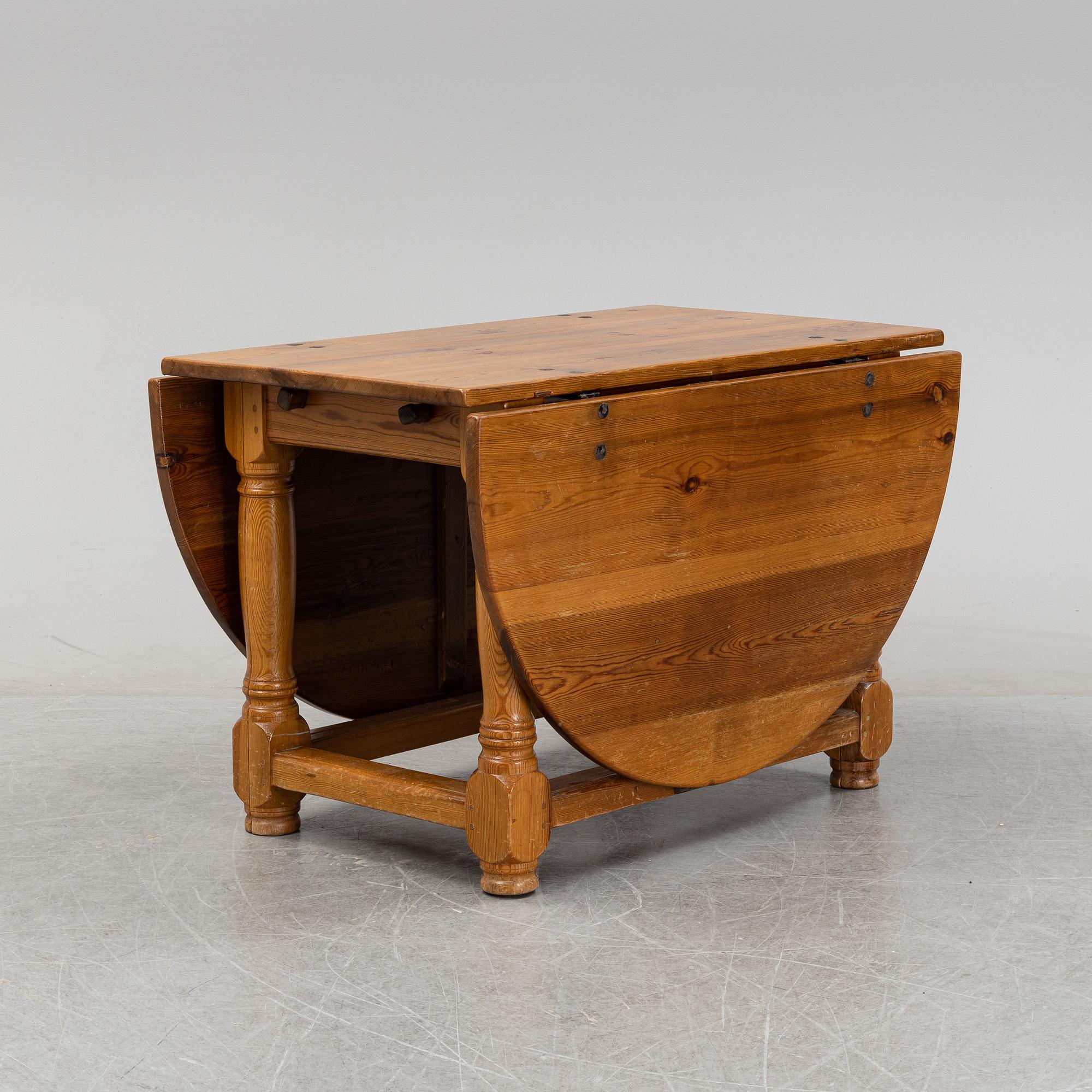 A baroque style gate-leg table, first half of the 20th century.