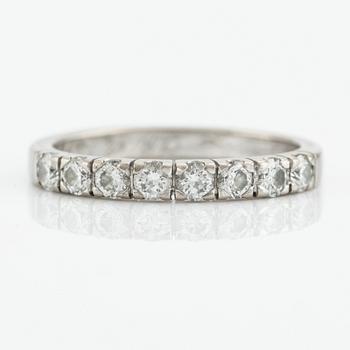 An 18K white gold ring set with round brilliant-cut diamonds.