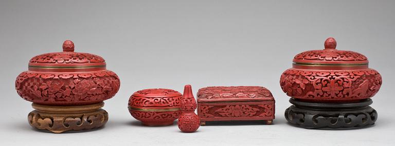 ASKAR MED LOCK 4 st SAMT MINIATYRVAS, lack och lackimitation. Kina, 1900-tal.