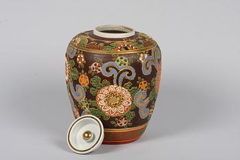 URNA MED LOCK, porslin, satsuma, Japan.