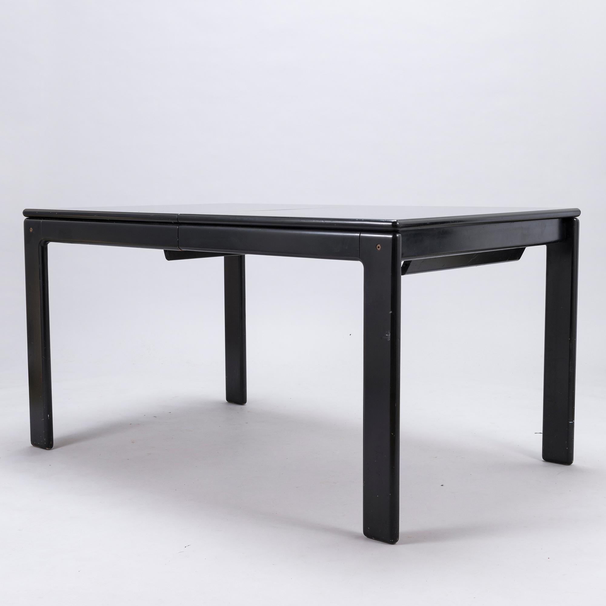 EERO AARNIO, A dinner table and four chairs "Flamingo" for Asko.