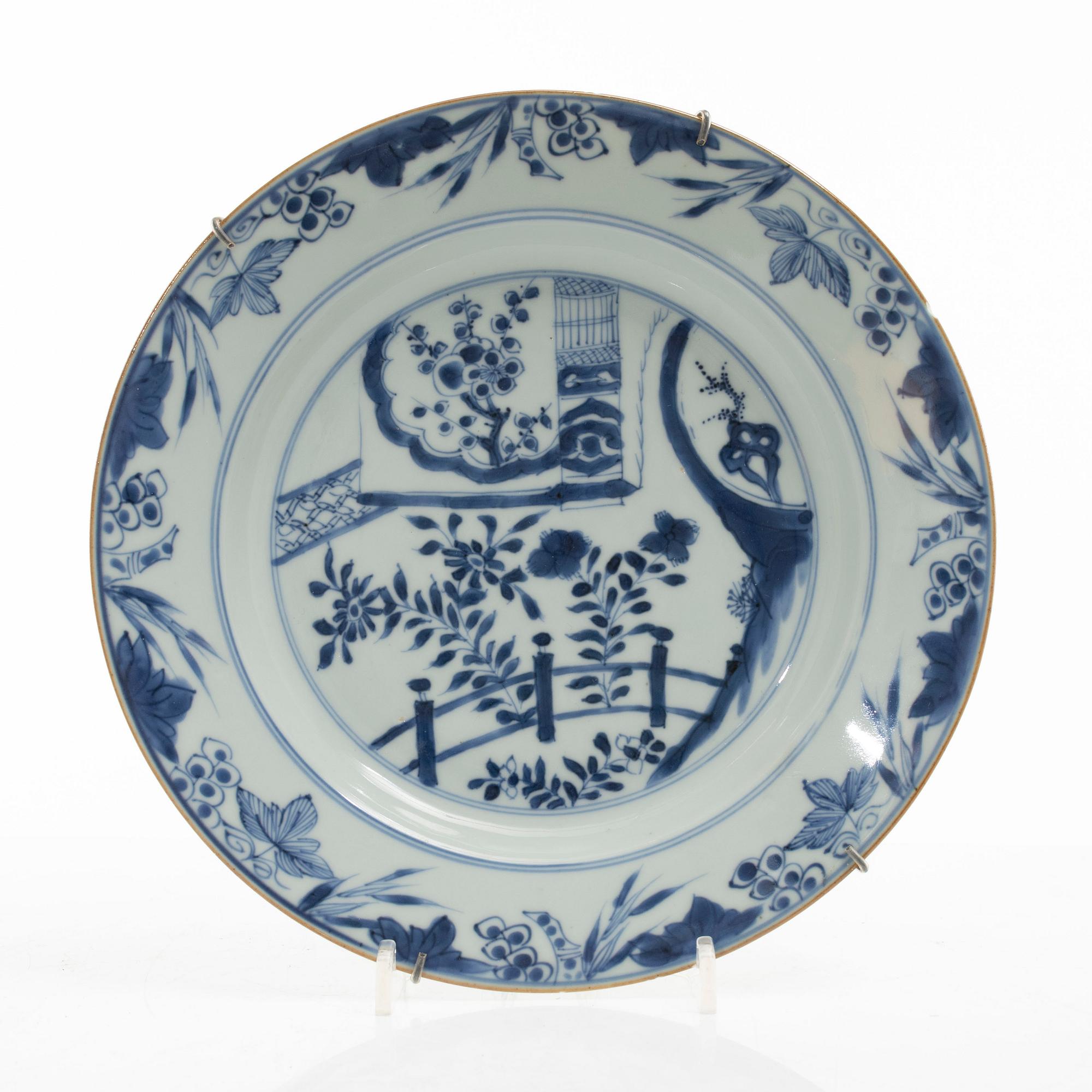 Tallrikar, tre stycken, porslin, Kina, Qingdynastin, Qianlong (1736-95).