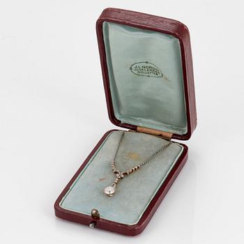 A necklace in 18K gold and platinum with an old-cut diamond ca 1.00 ct quality ca H vs.