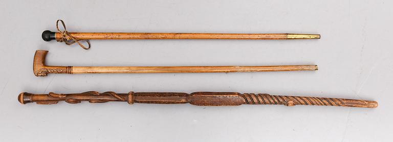 VANDRINGSSTAV OCH TVÅ KÄPPAR, trä, 1800-tal.