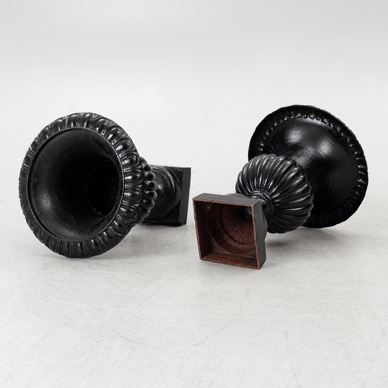 A pair of cast iron garden urns, 20th century.