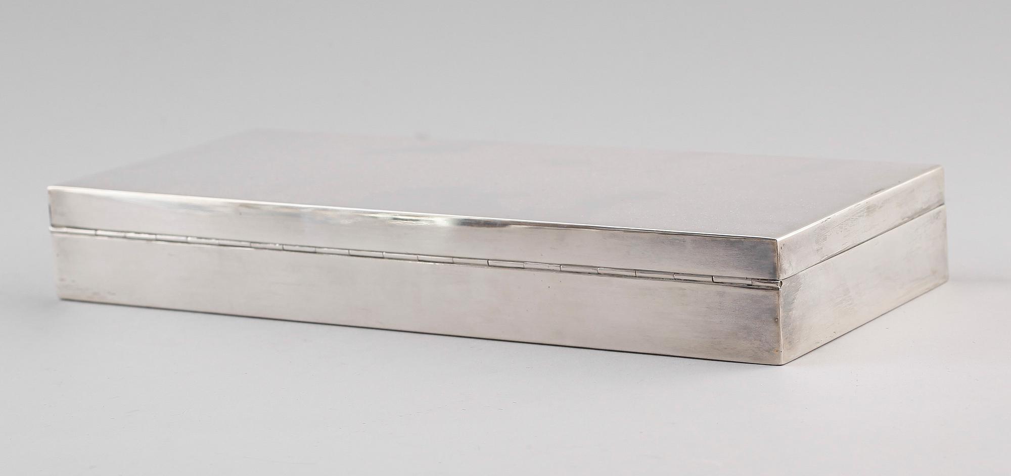 CIGARETTSKRIN, silver, 1900-talets första hälft. Vikt med inredning ca 579 g.