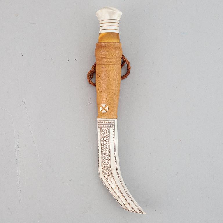 Lennart Sammelin, a reindeer horn, birch and leather Sami knife, signed LS.