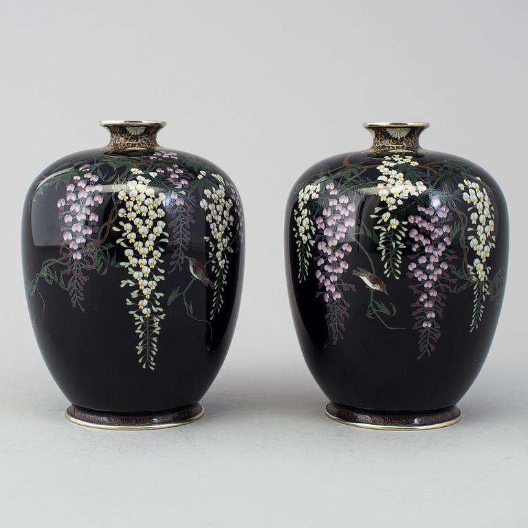 A pair of Japanese cloisonné vases, Meiji period (1868-1912).