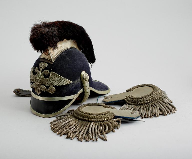 KASK SAMT EPÅLETTER, 1 par, Ryssland, sannolikt 1800-talets andra hälft.