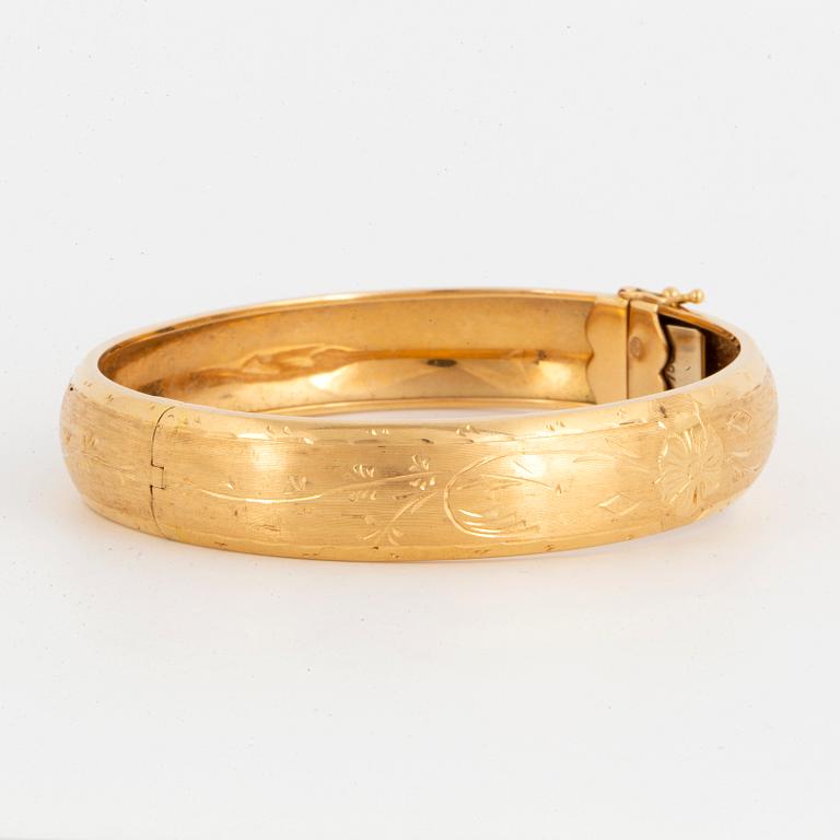 18K gold bangle.