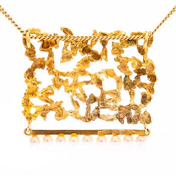 A 14K gold necklace with cultured pearls. Helsinki 1969.