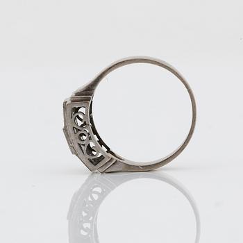 RING, 18K vitguld med olika slipade diamanter, tot ca 0,44 ct, Cesons, Göteborg, 1973. Vikt 5,23 g.