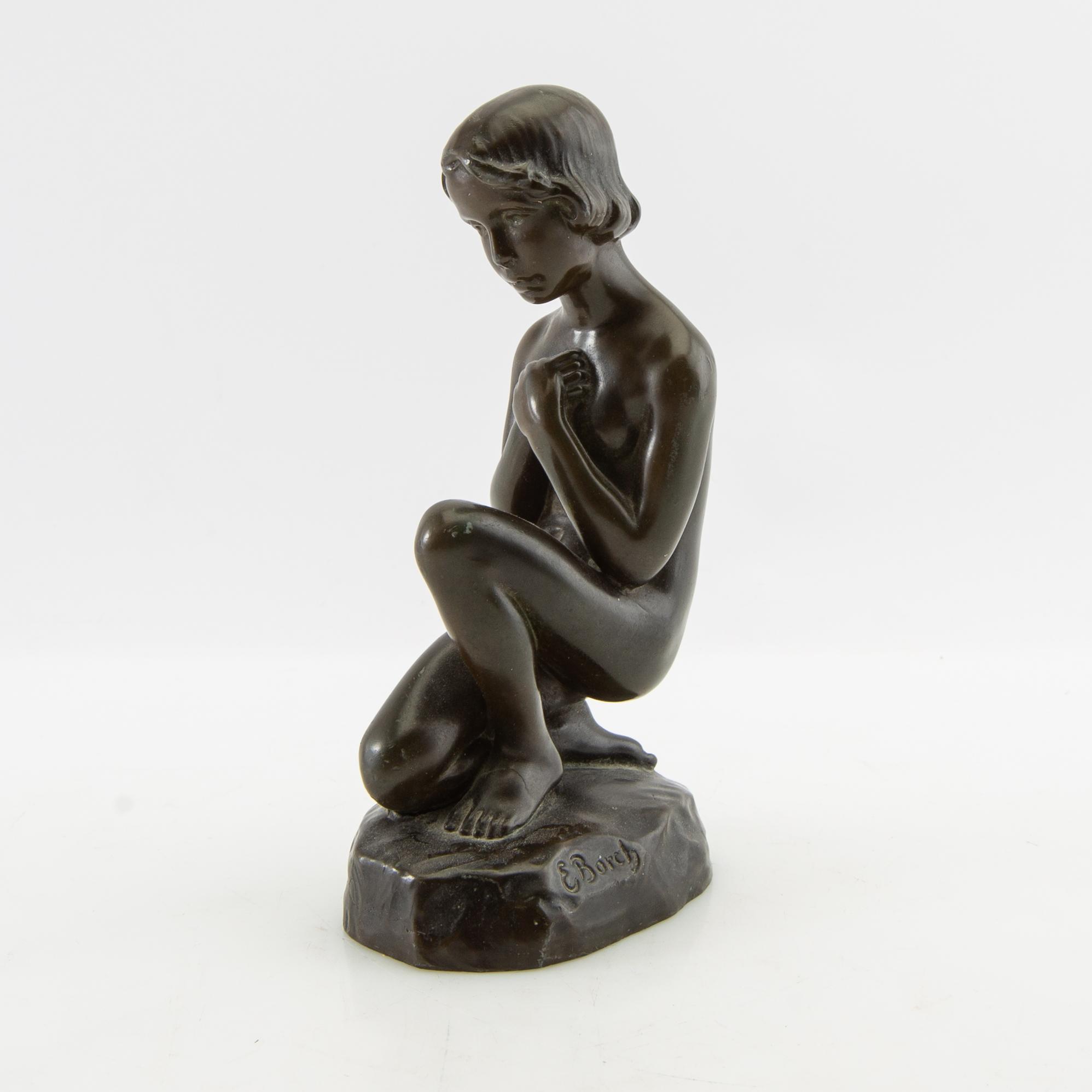 Elna Borch, Sculpture of a seated girl.
