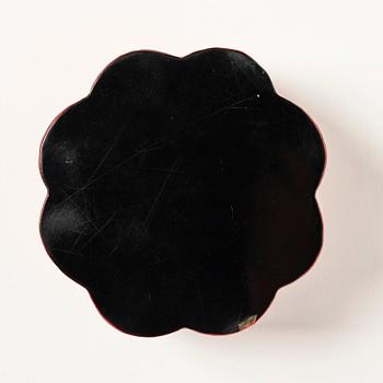 A cinnabar lacquer box with cover, Qing dynasty, 19th century.