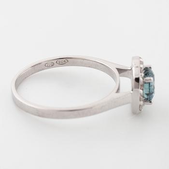 RING, med behandlad blå diamant ca 0.70 ct samt briljantslipade diamanter totalt ca 0.15 ct.