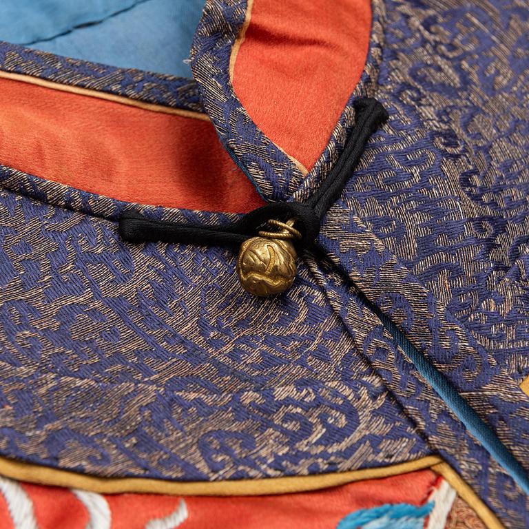 A Chinese embroidered silk robe, late Qing dynasty, 19th century.