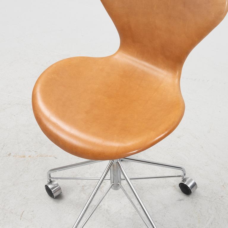 Arne Jacobsen, skrivbordsstol, "Sjuan", Fritz Hansen, Danmark. daterad 1999.