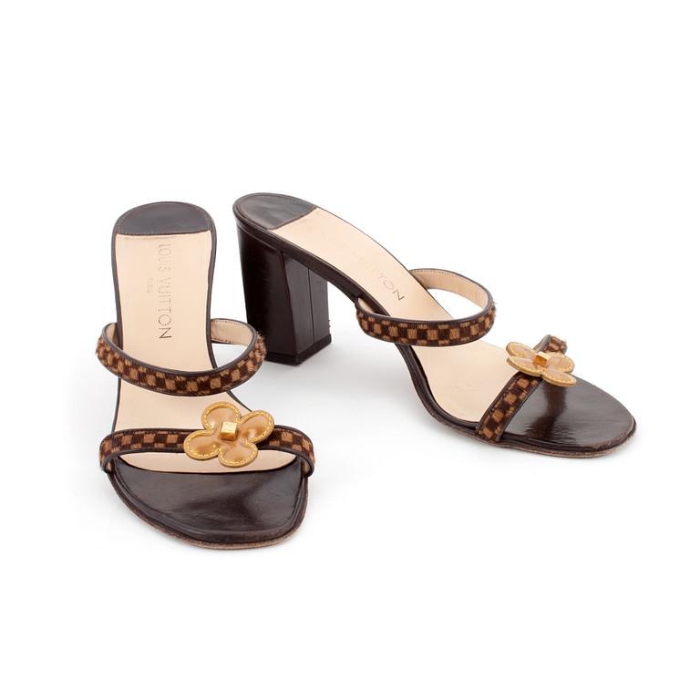 LOUIS VUITTON, a pair of chequered sandals. Size 38.