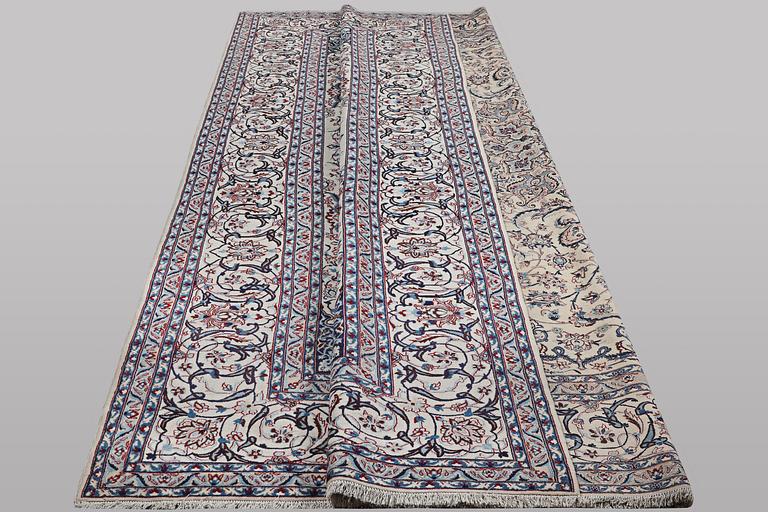 A carpet, Nain, part silk, ca 426 x 309 cm.