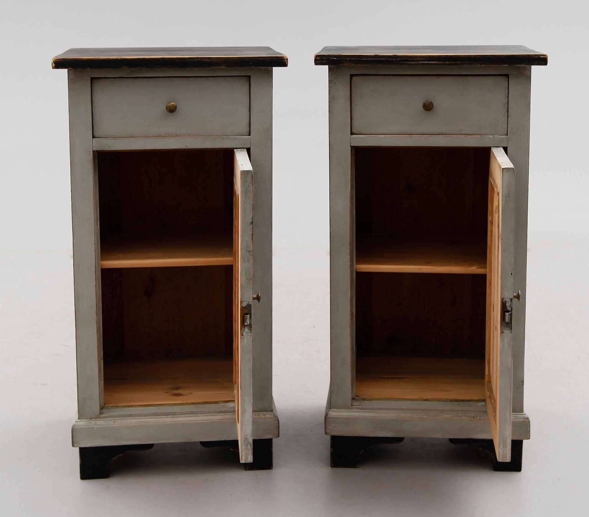 SÄNGBORD, 1 par, 1900-talets första hälft.