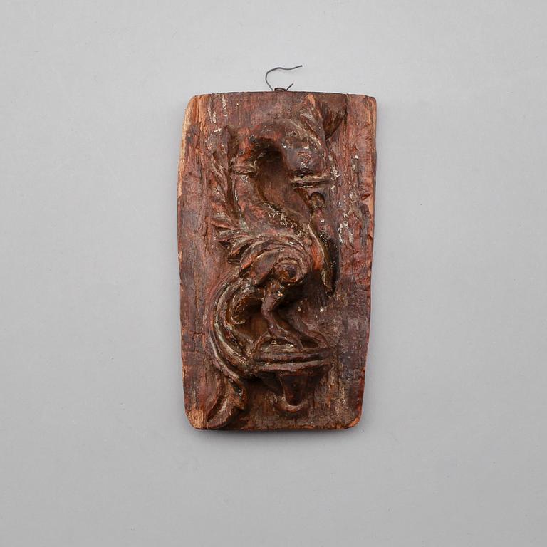 SKULPTURFRAGMENT, skuret trä, möjligen 1600-tal.