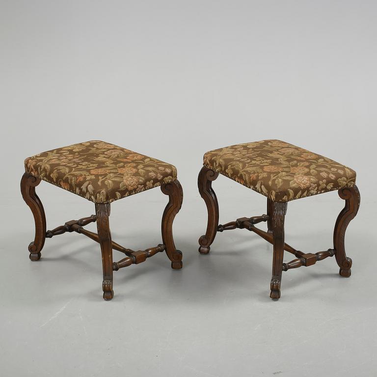 TABURETTER, ett par, barockstil, omkring år 1900.