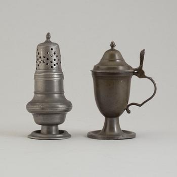 A pewter salt shaker and jar, 18th century.