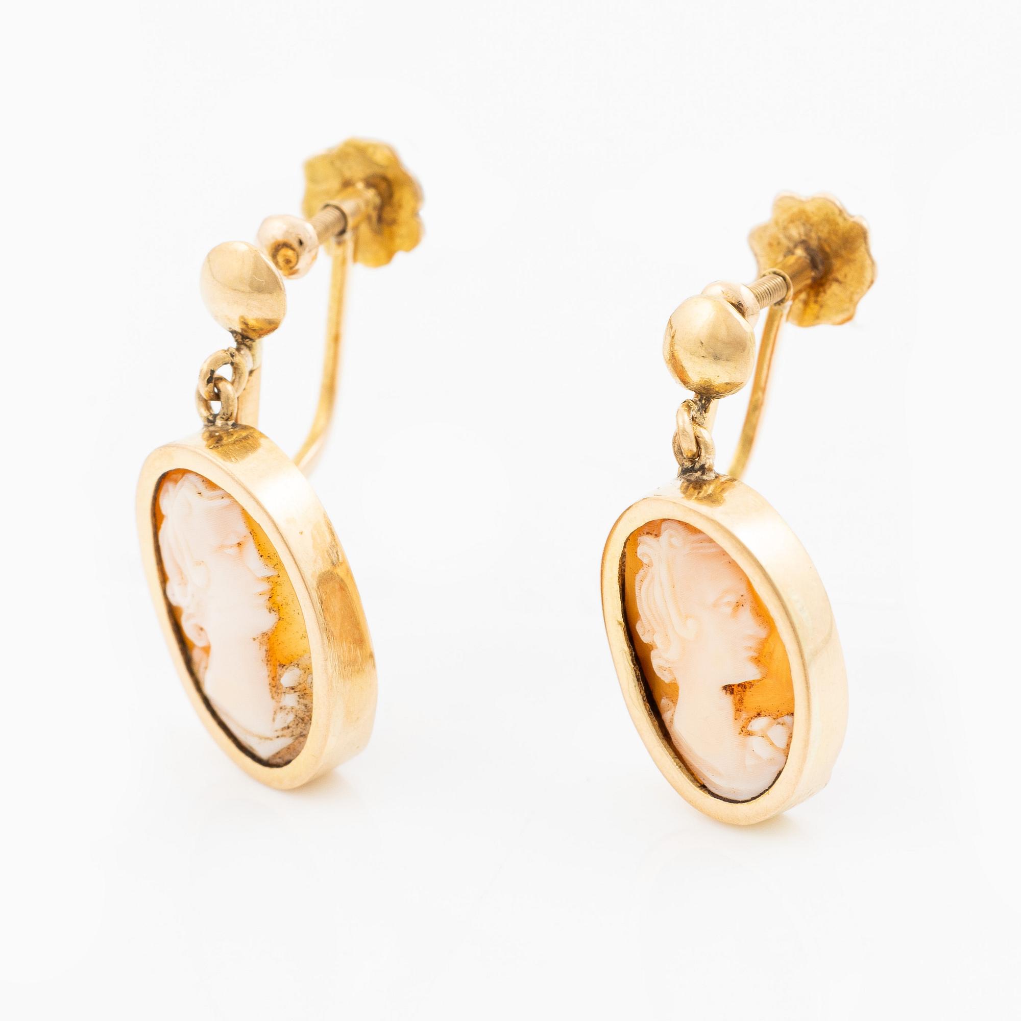 A pair of earrings in 18K gold with shell cameos.