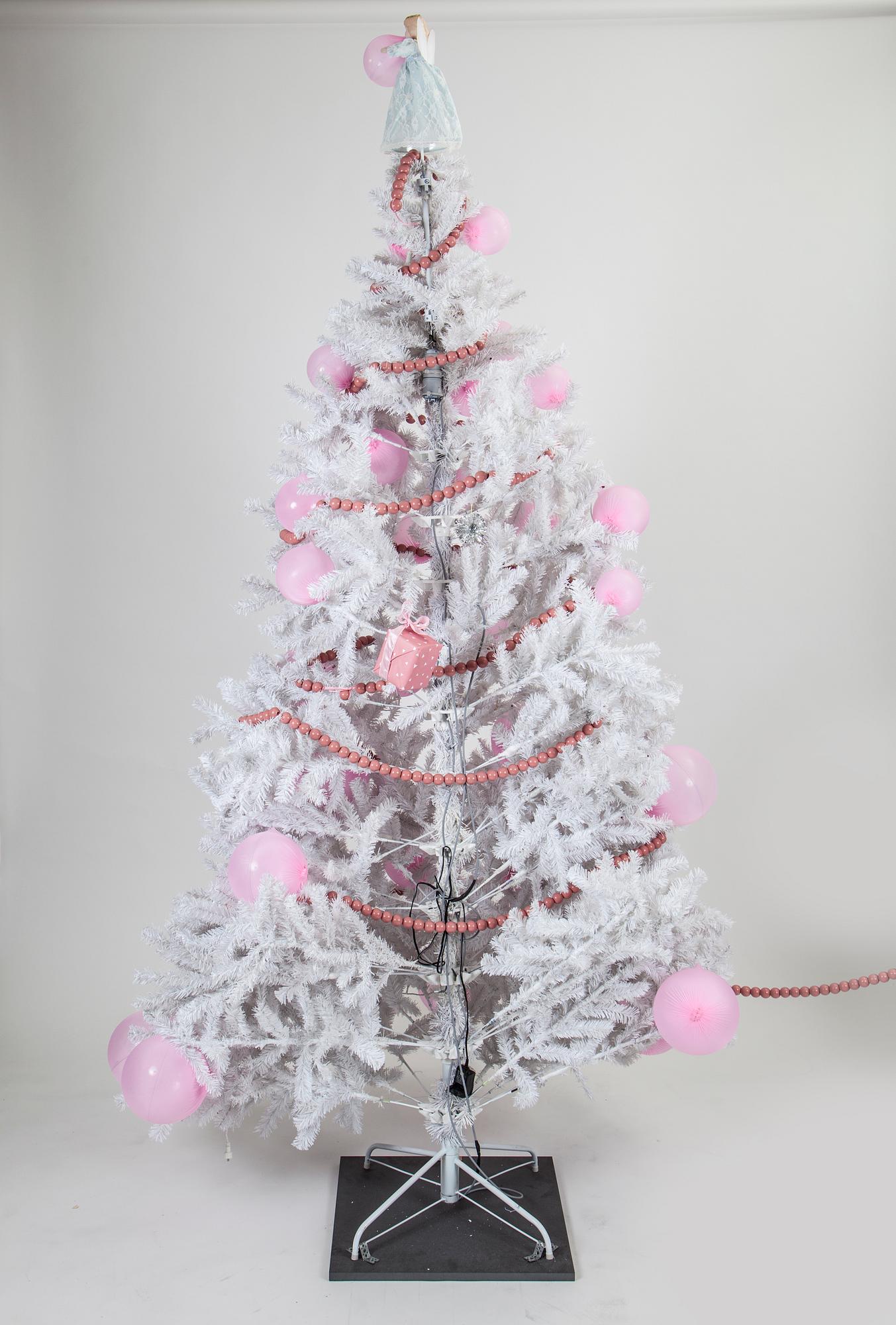 TUGGUMMIAUTOMAT SAMT JULGRAN, NK 2015, JoAnn Tan Studio.