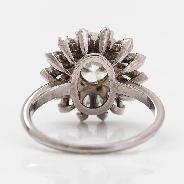 Ring, platina, med en briljantslipad samt markisslipade diamanter tot. ca 3.87 ct. Med intyg.