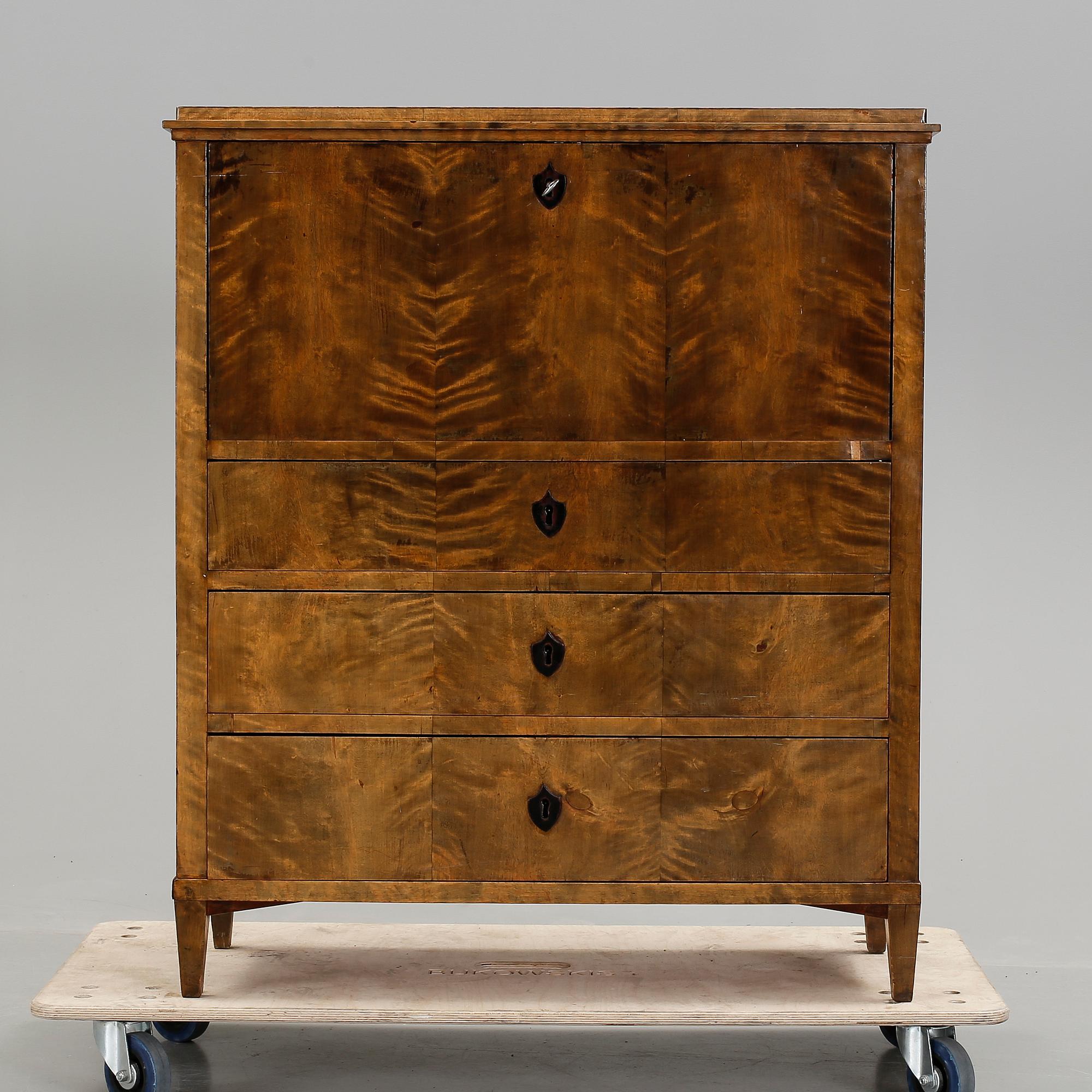 CHIFFONJE, omkring 1800-talets mitt.