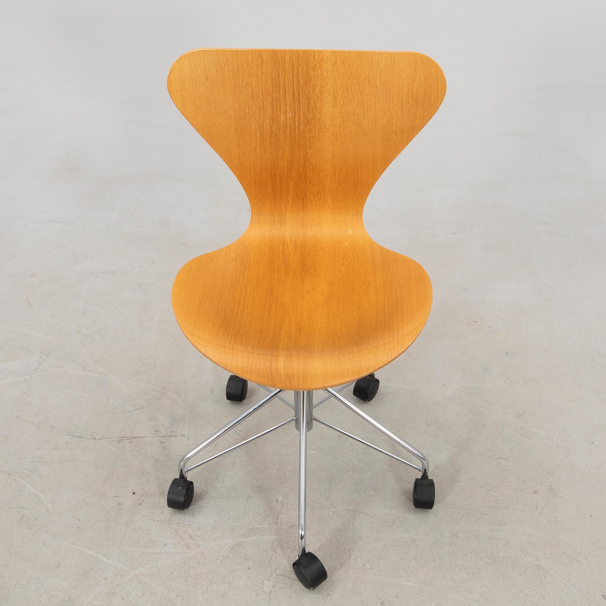 Arne Jacobsen, "Sjuan" desk chair for Fritz Hansen, latter part of the 20th century.