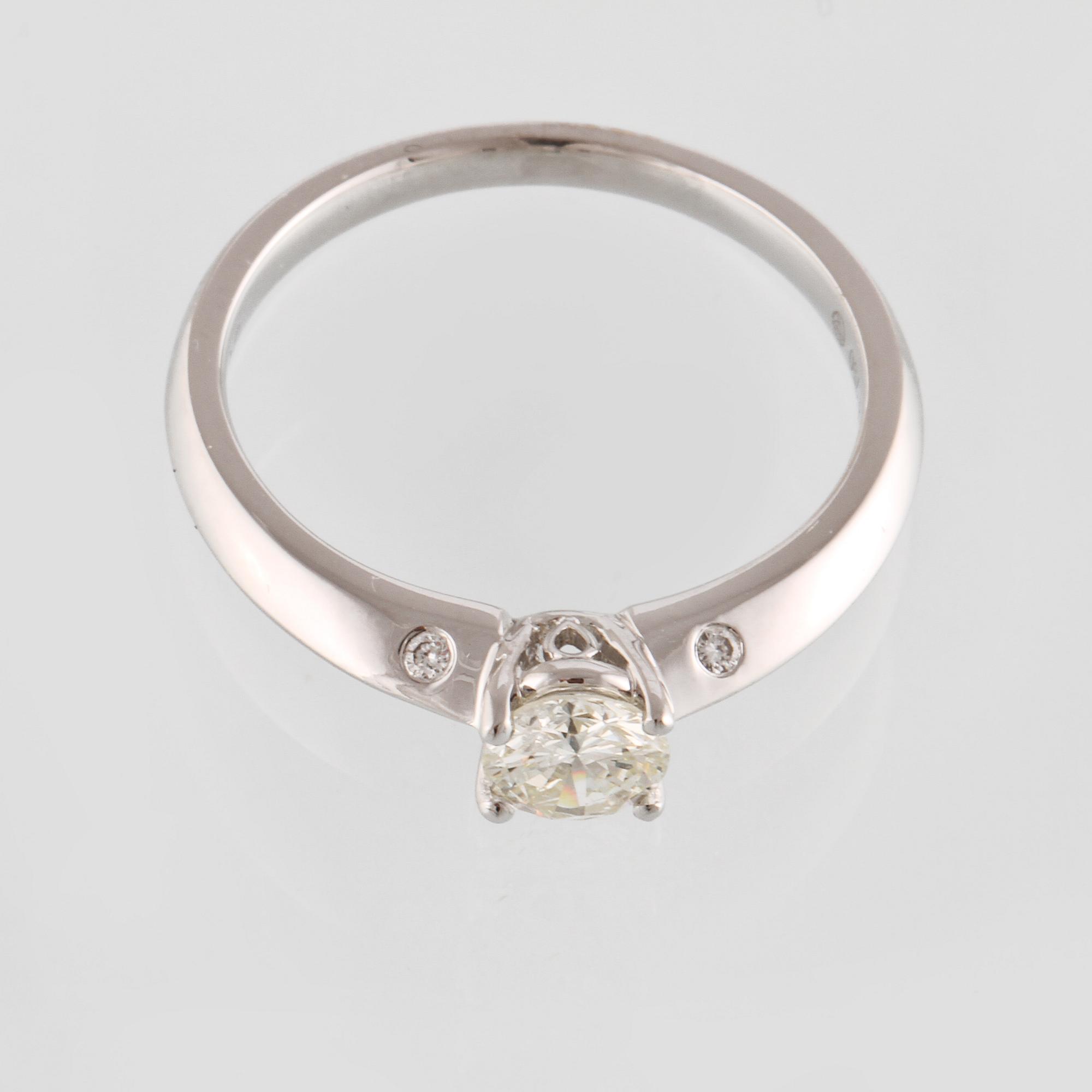 RING, 18K vitguld med briljantslipad diamant 0.47 ct samt 4 små briljantslipade diamanter 0.03 ct. Vikt 3,0 gram.