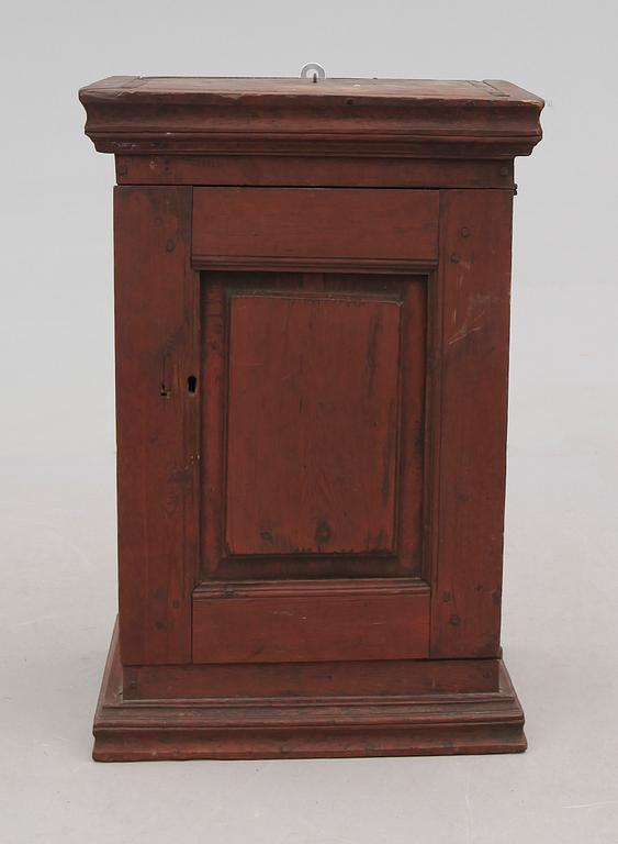 HÄNGSKÅP, allmoge, 1800-tal.