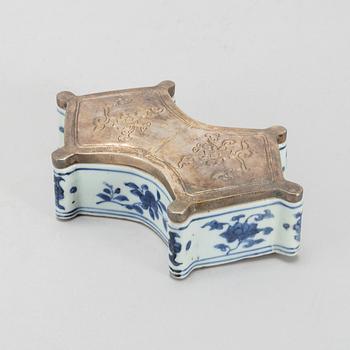 A blue and white inkstand, Ming dynasty (1368-1644).