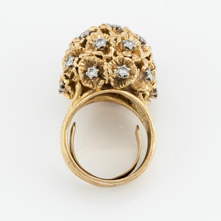 A ring in 18K gold with round brilliant-cut diamonds designed by Barbro Littmarck, W.A. Bolin Stockholm 1971.