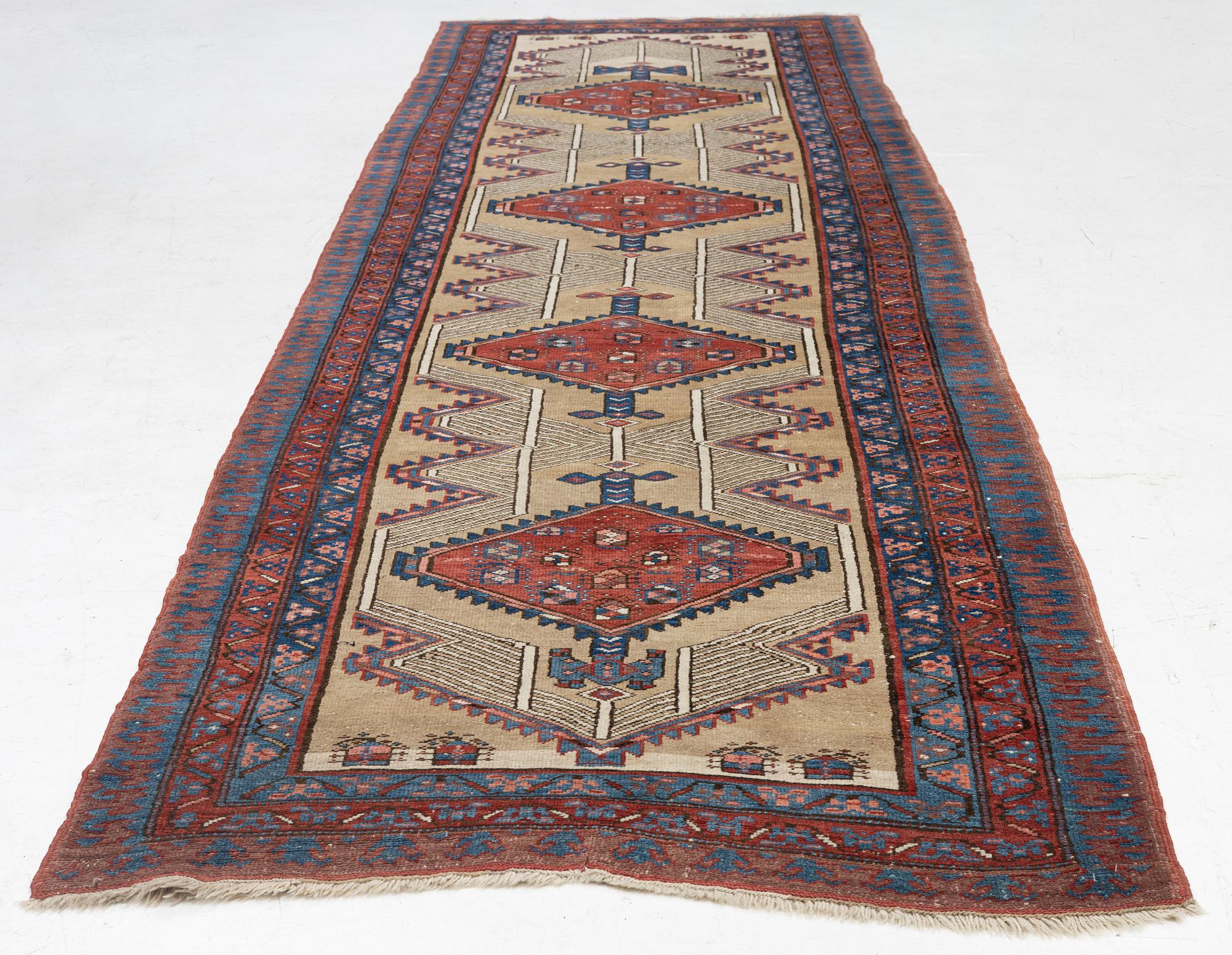 Carpet, gallery carpet, Sarab, approx. 383 x 104 cm.