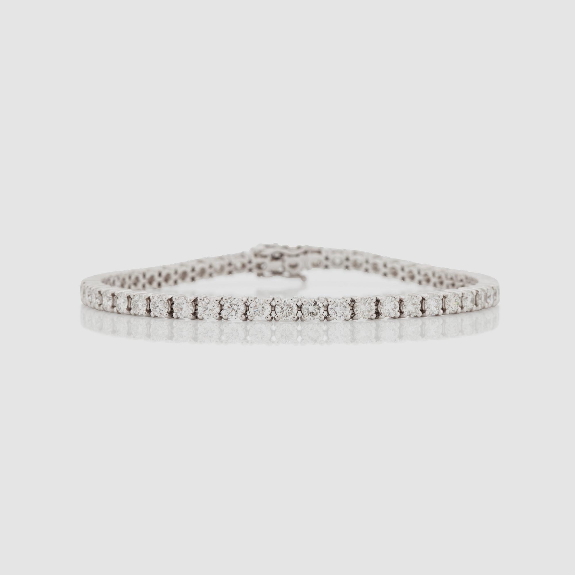 A brilliant-cut diamond bracelet. Total carat weight circa 5.53 cts. Quality cirka G-H/SI.